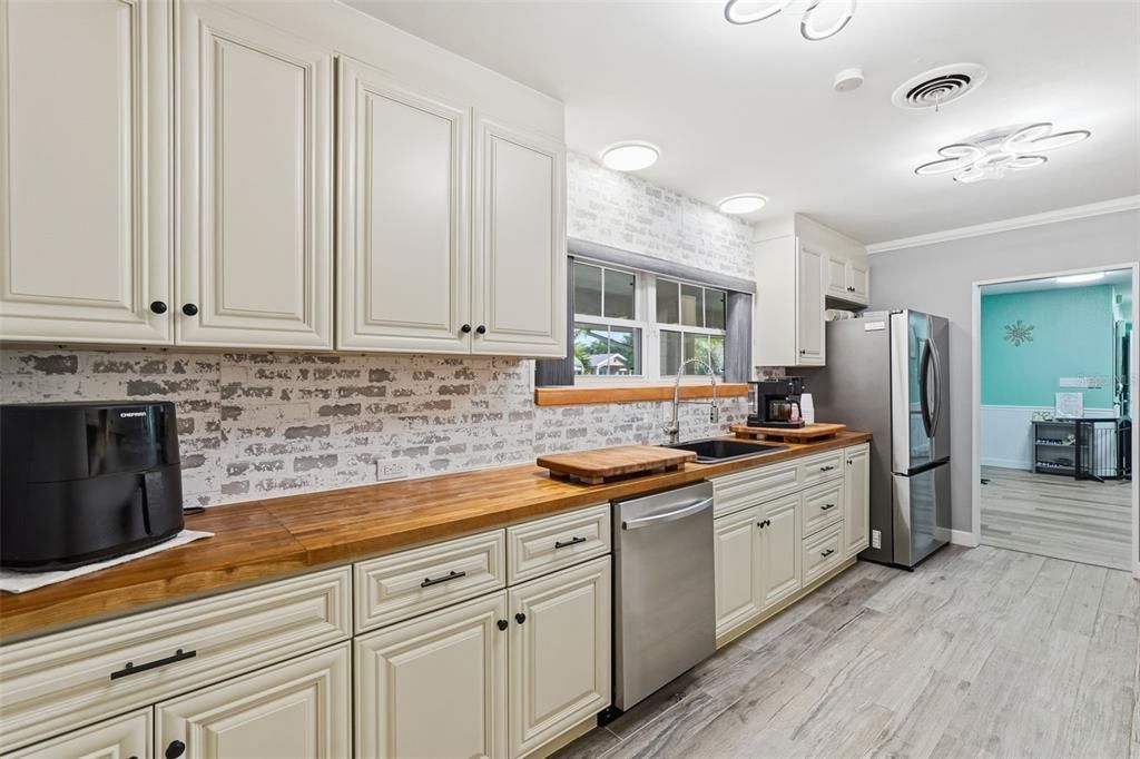 En Venta: $668,700 (4 camas, 2 baños, 1936 Pies cuadrados)