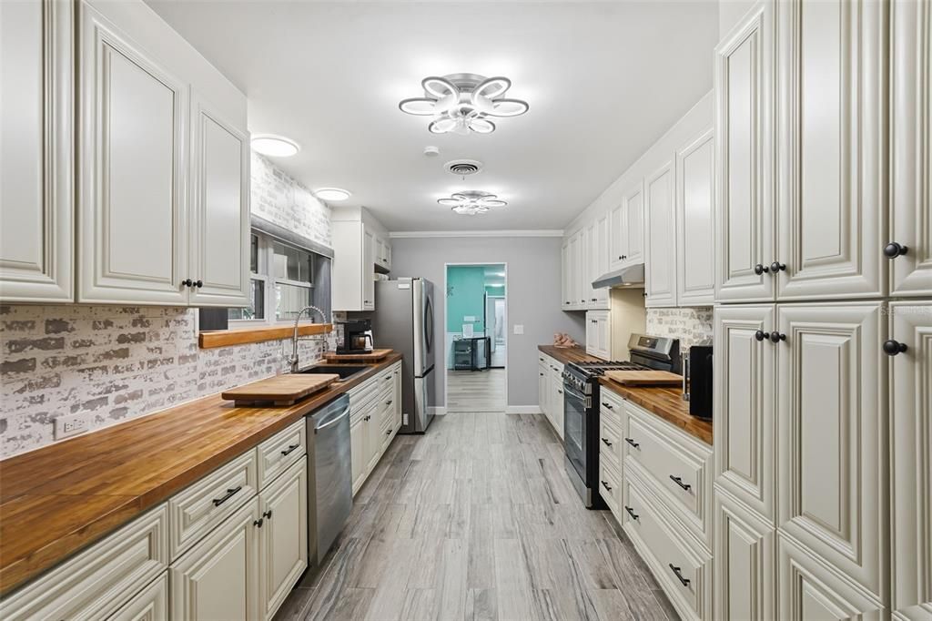 En Venta: $668,700 (4 camas, 2 baños, 1936 Pies cuadrados)