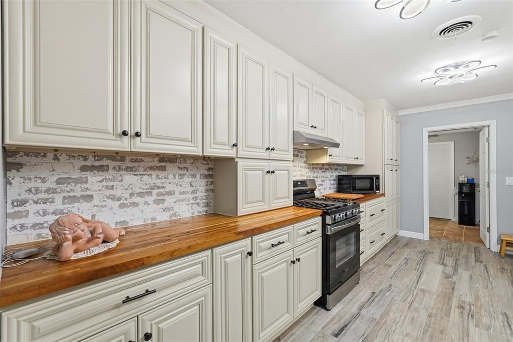 En Venta: $668,700 (4 camas, 2 baños, 1936 Pies cuadrados)