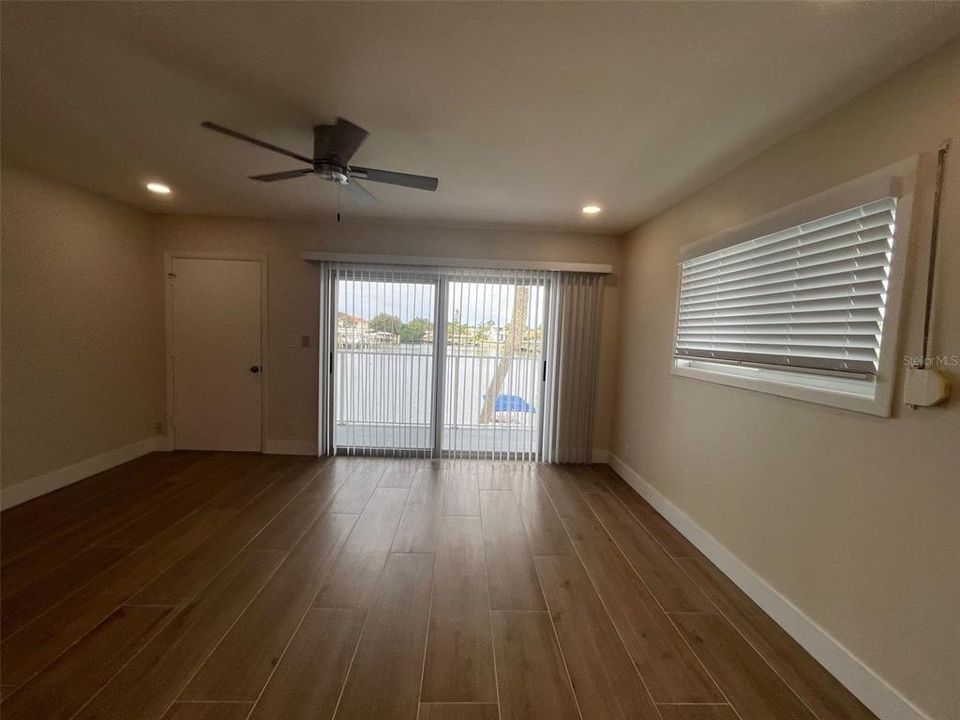 For Rent: $2,100 (2 beds, 1 baths, 880 Square Feet)