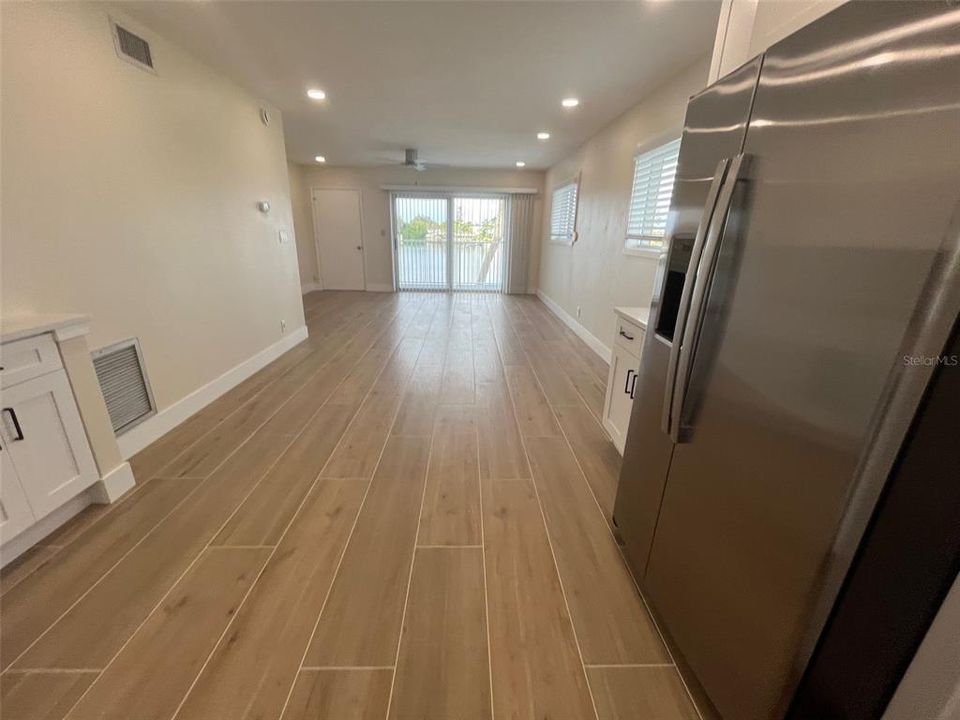 For Rent: $2,100 (2 beds, 1 baths, 880 Square Feet)