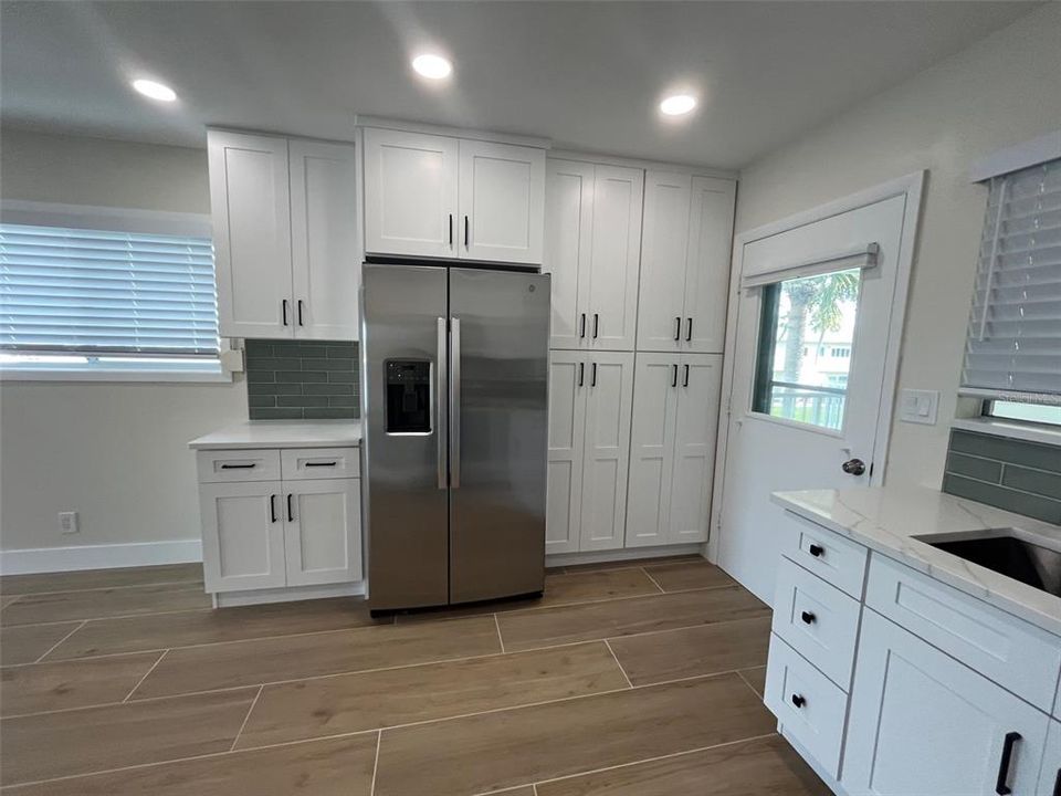 For Rent: $2,100 (2 beds, 1 baths, 880 Square Feet)