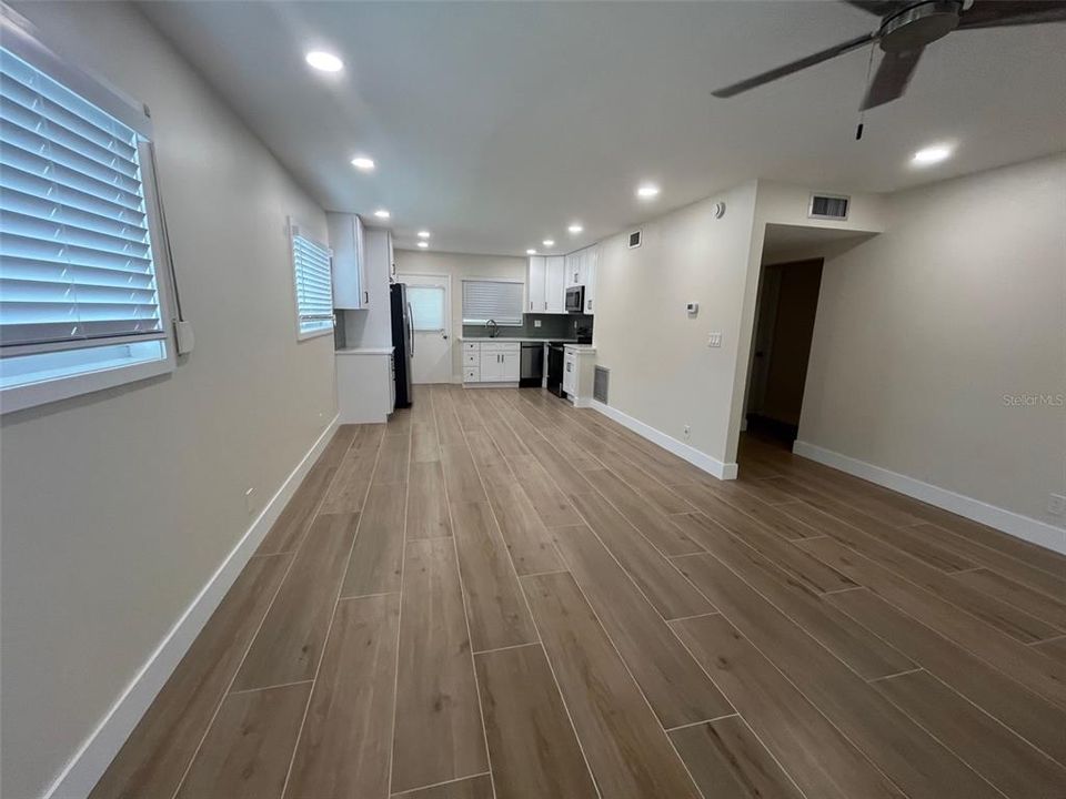 For Rent: $2,100 (2 beds, 1 baths, 880 Square Feet)