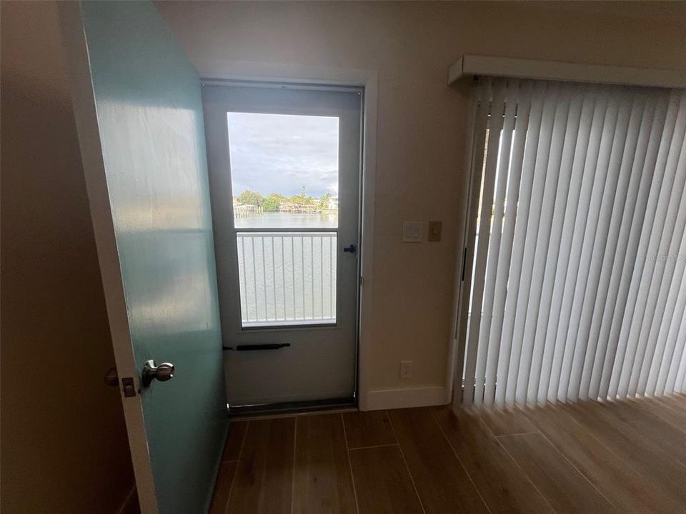 For Rent: $2,100 (2 beds, 1 baths, 880 Square Feet)