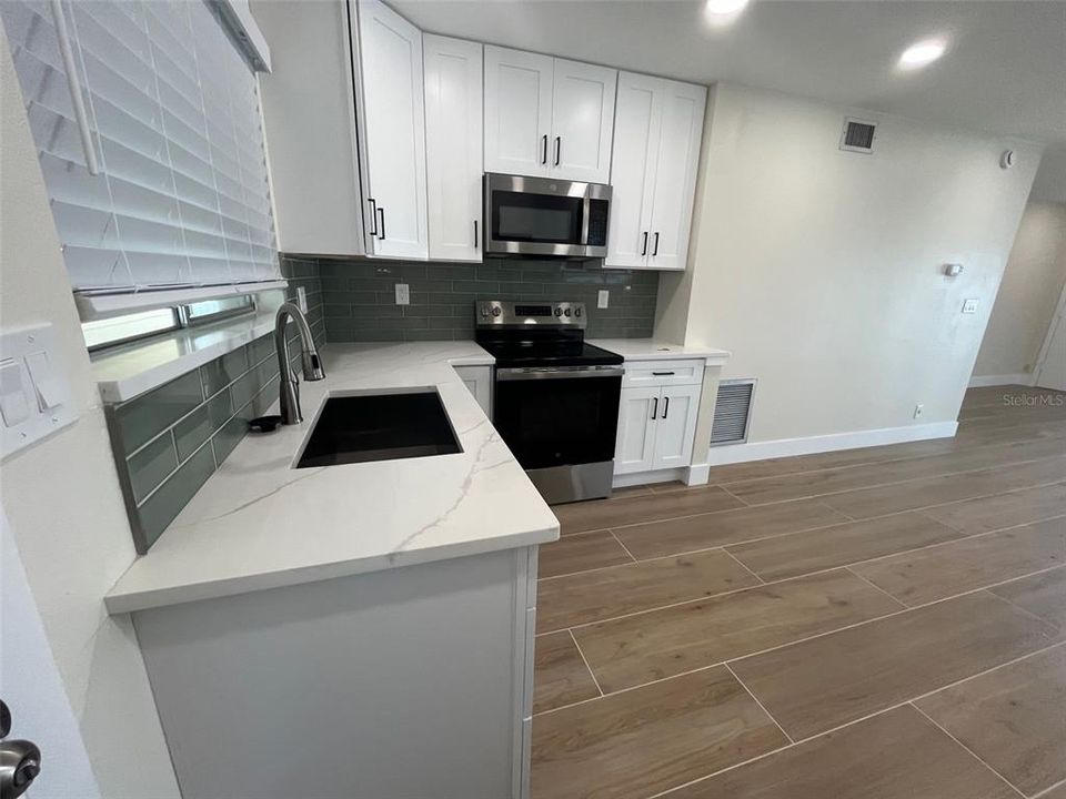 For Rent: $2,100 (2 beds, 1 baths, 880 Square Feet)