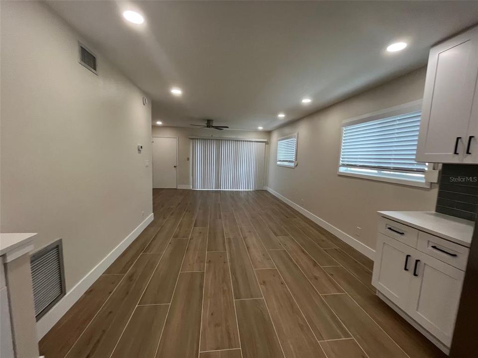 For Rent: $2,100 (2 beds, 1 baths, 880 Square Feet)