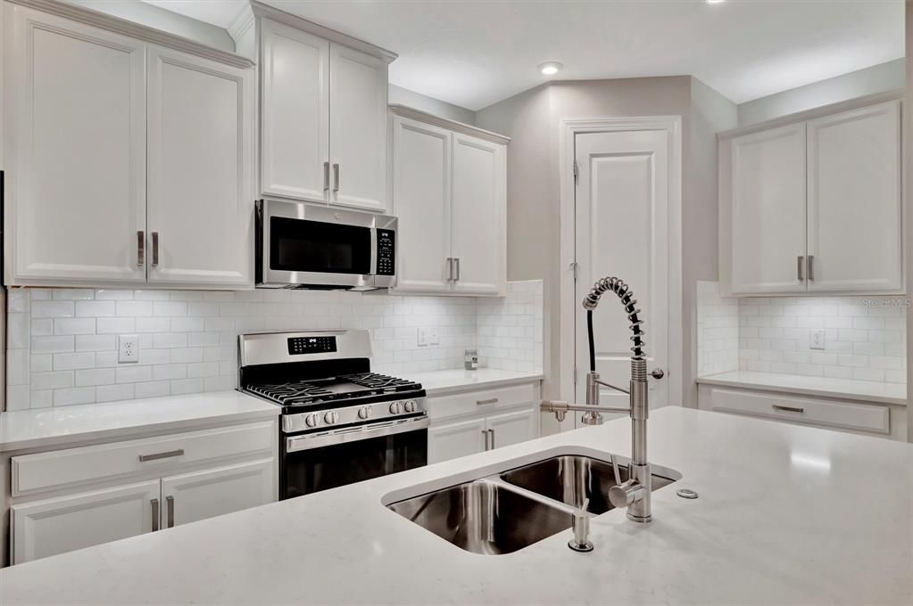 For Sale: $515,000 (3 beds, 2 baths, 1828 Square Feet)