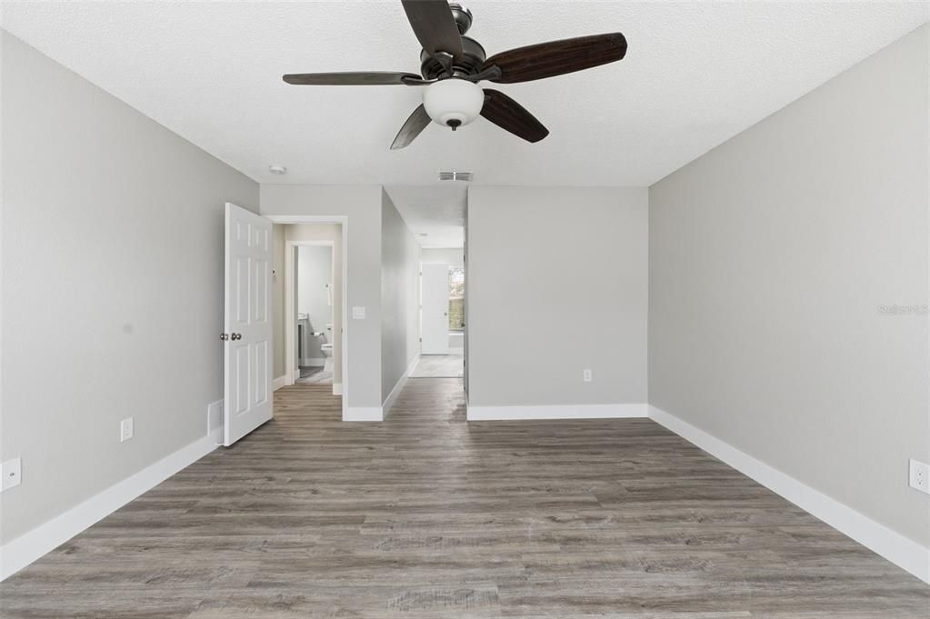 待售: $430,000 (4 贝兹, 2 浴室, 2356 平方英尺)