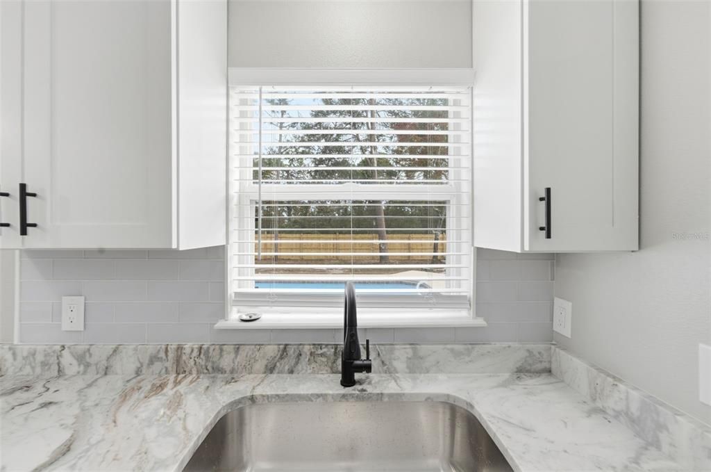 待售: $430,000 (4 贝兹, 2 浴室, 2356 平方英尺)