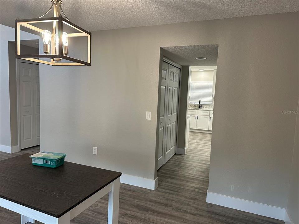 待售: $430,000 (4 贝兹, 2 浴室, 2356 平方英尺)