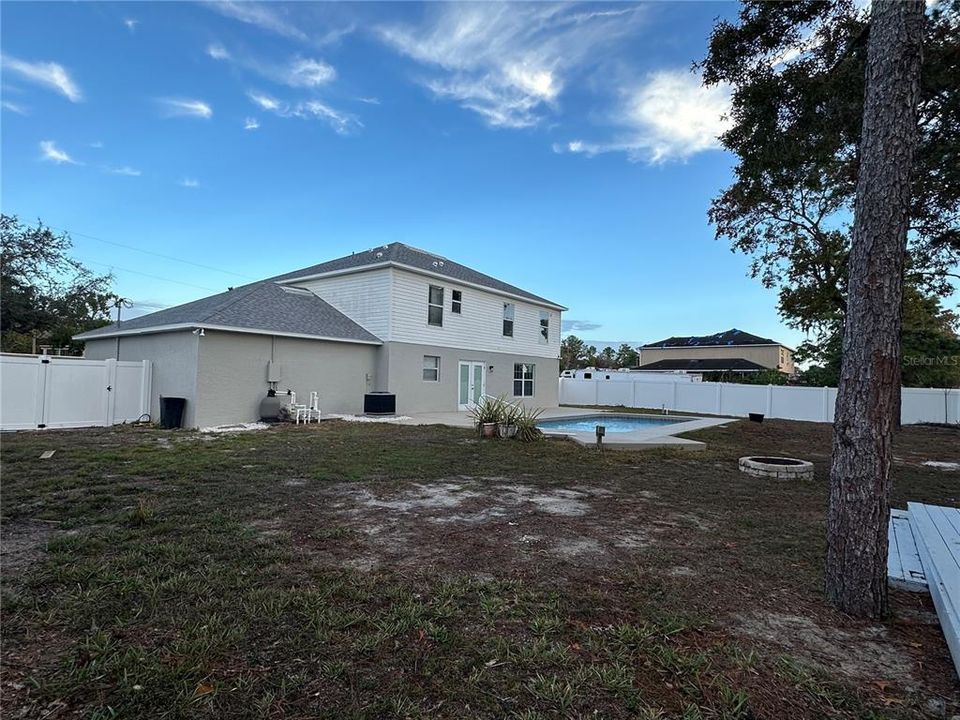 待售: $430,000 (4 贝兹, 2 浴室, 2356 平方英尺)