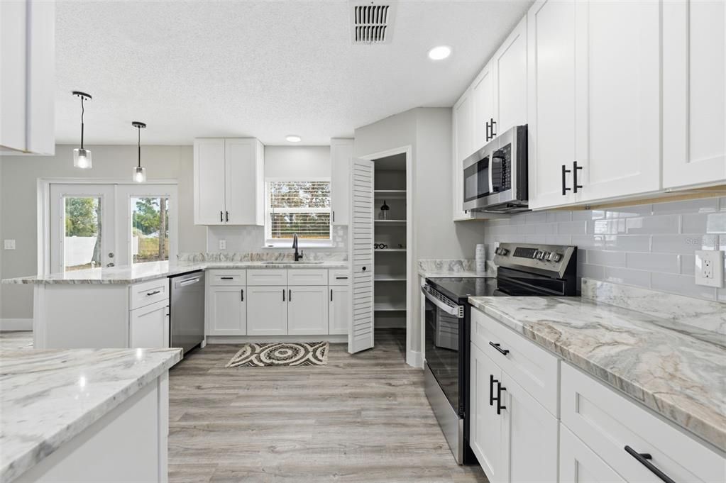 待售: $430,000 (4 贝兹, 2 浴室, 2356 平方英尺)