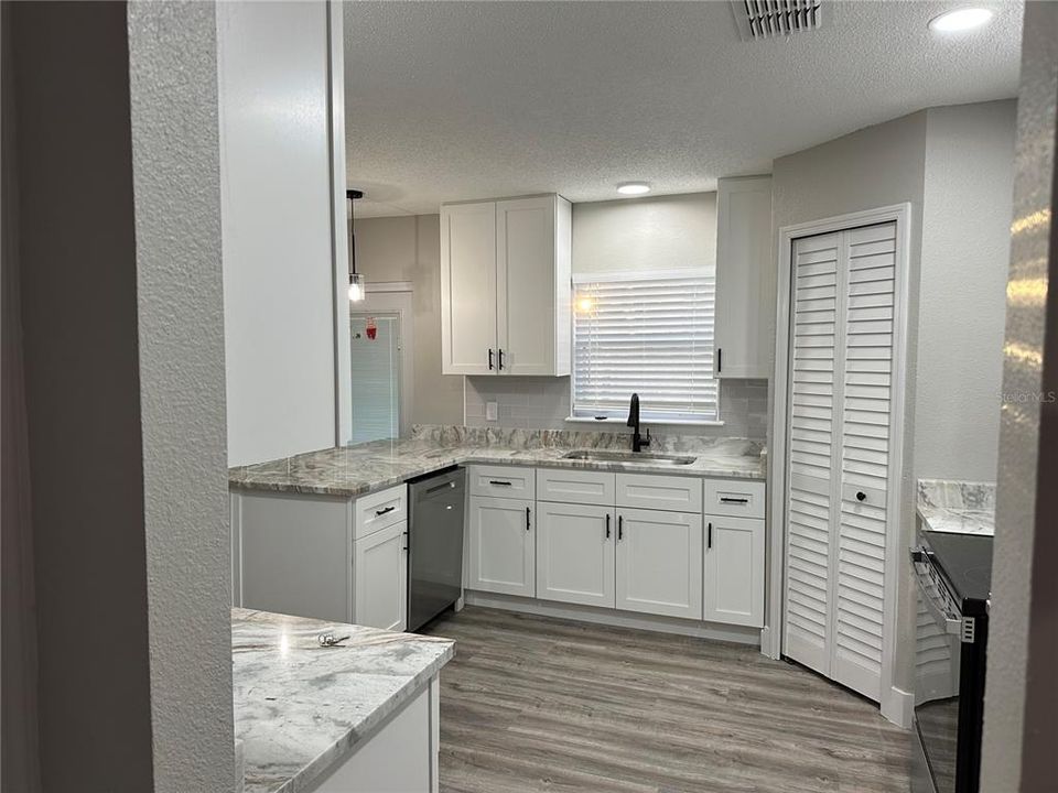 待售: $430,000 (4 贝兹, 2 浴室, 2356 平方英尺)