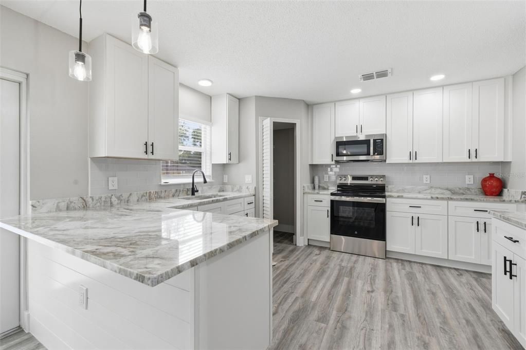 待售: $430,000 (4 贝兹, 2 浴室, 2356 平方英尺)