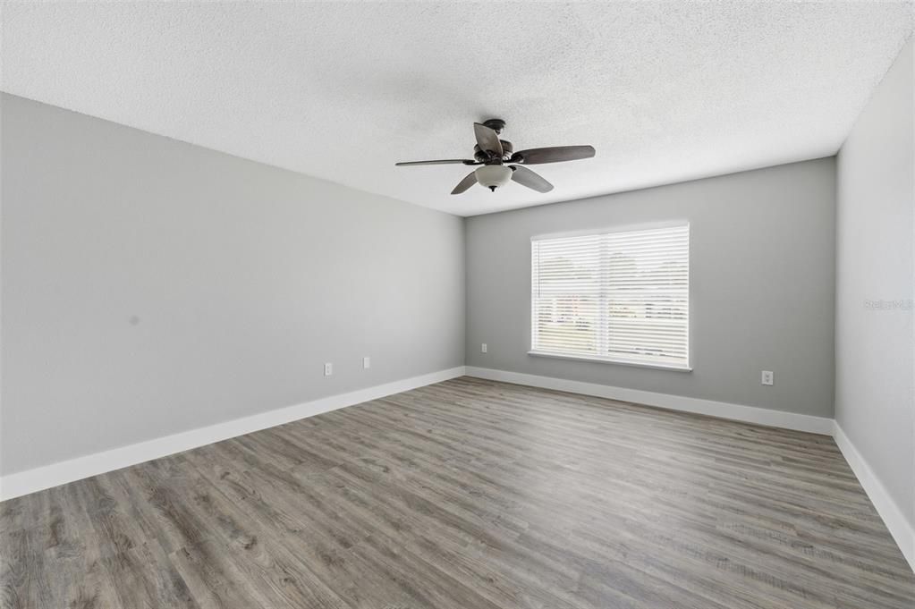 待售: $430,000 (4 贝兹, 2 浴室, 2356 平方英尺)