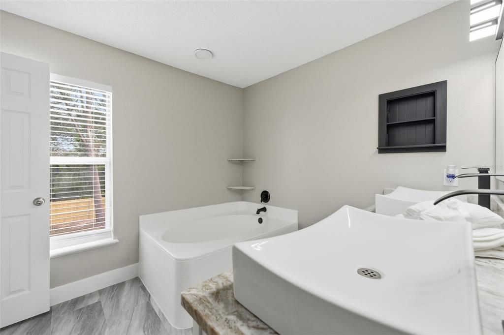 待售: $430,000 (4 贝兹, 2 浴室, 2356 平方英尺)