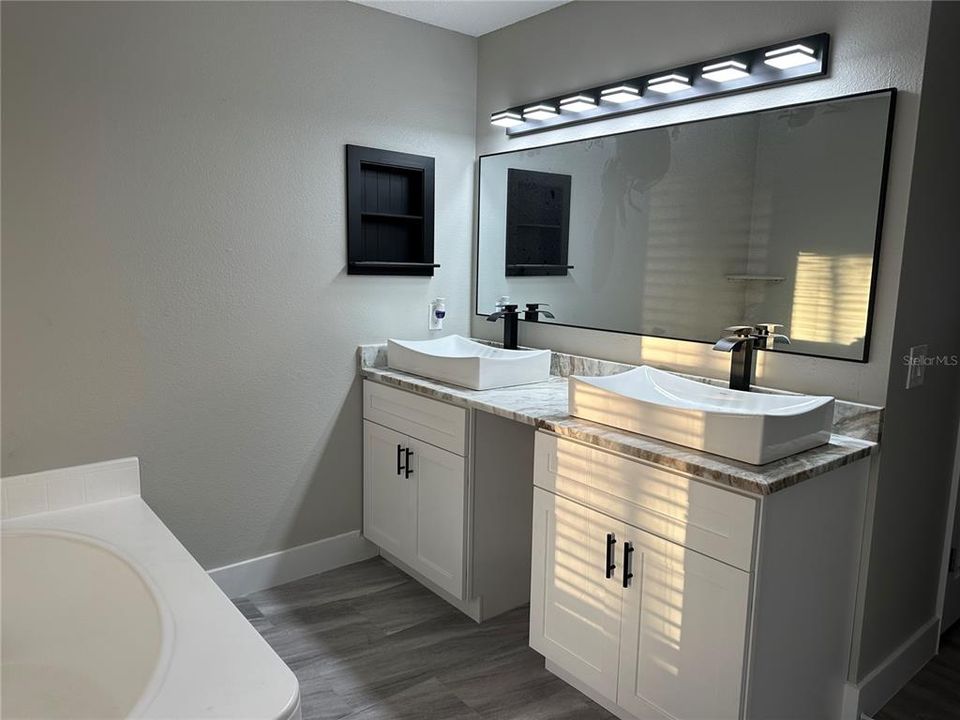 待售: $430,000 (4 贝兹, 2 浴室, 2356 平方英尺)