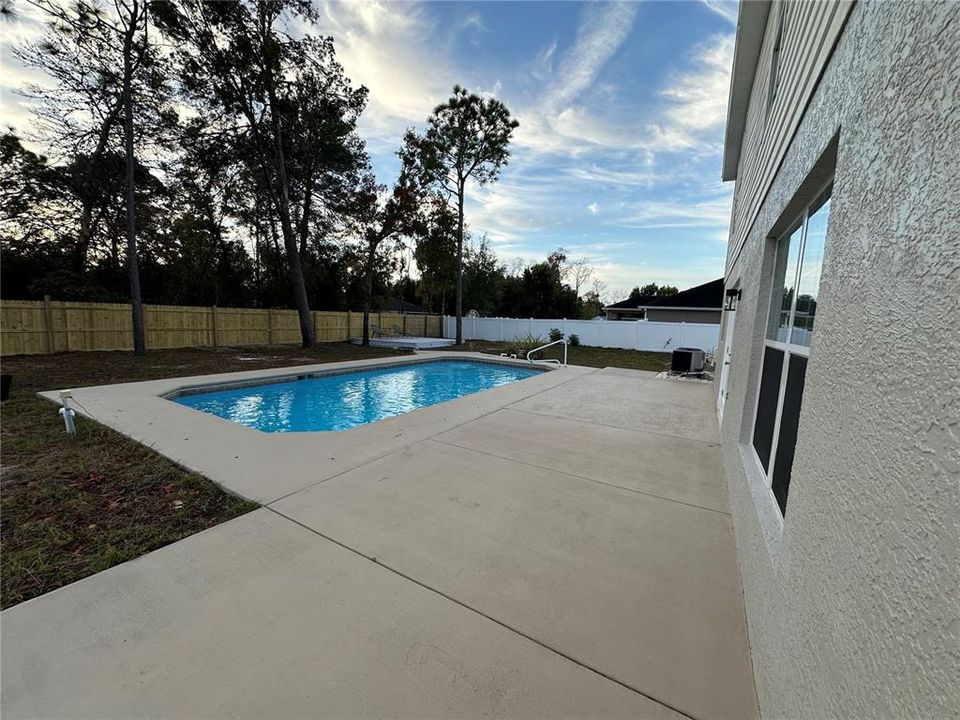 待售: $430,000 (4 贝兹, 2 浴室, 2356 平方英尺)