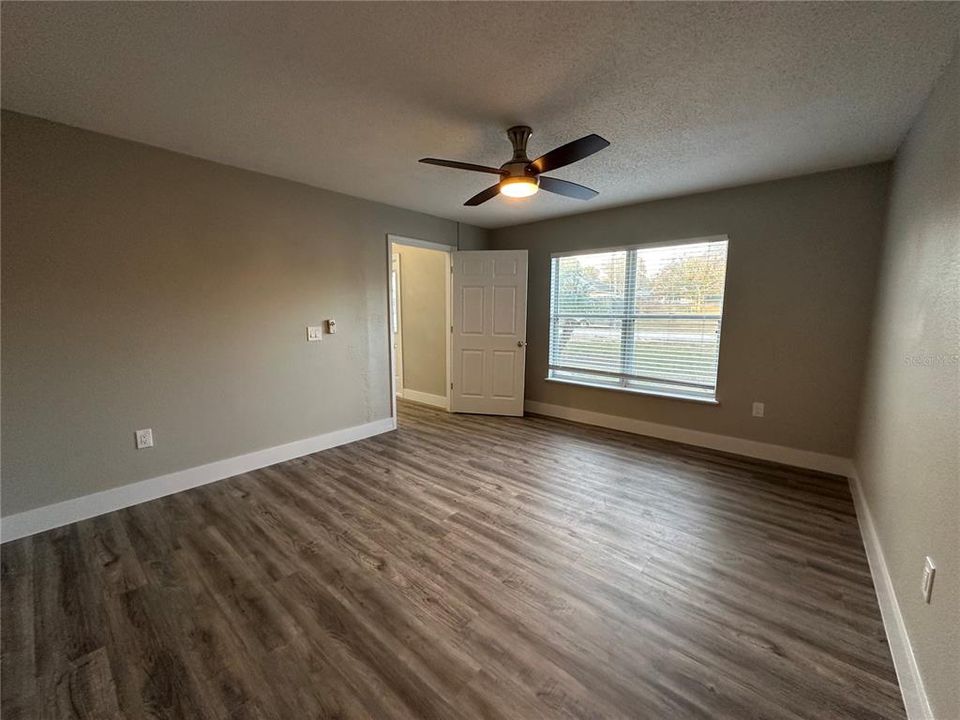 待售: $430,000 (4 贝兹, 2 浴室, 2356 平方英尺)