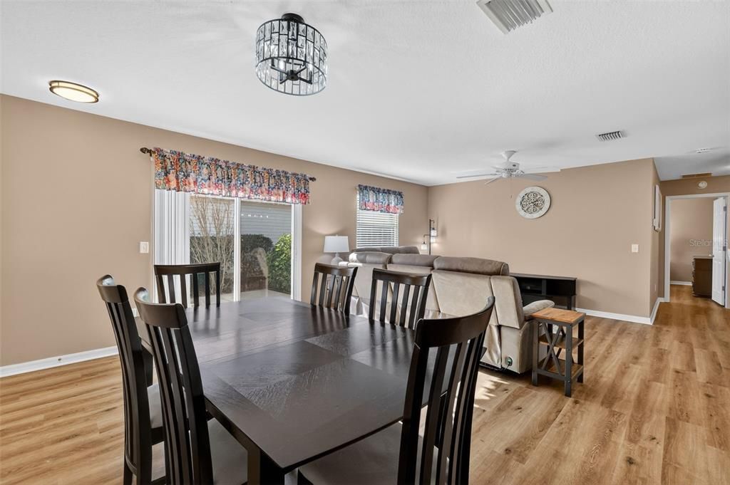 For Sale: $285,000 (2 beds, 2 baths, 1156 Square Feet)