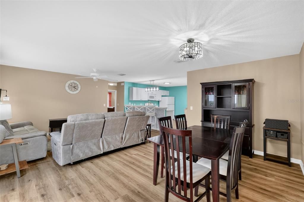 For Sale: $285,000 (2 beds, 2 baths, 1156 Square Feet)