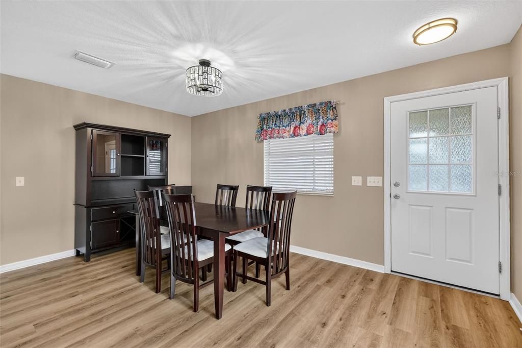 For Sale: $285,000 (2 beds, 2 baths, 1156 Square Feet)