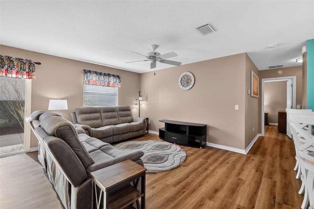 For Sale: $285,000 (2 beds, 2 baths, 1156 Square Feet)