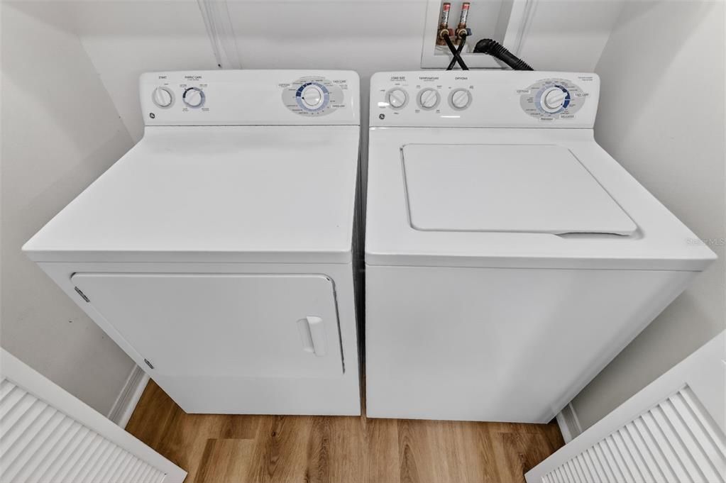 For Sale: $285,000 (2 beds, 2 baths, 1156 Square Feet)