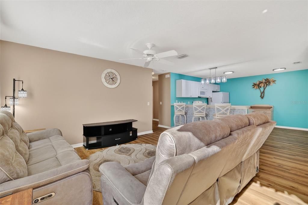 For Sale: $285,000 (2 beds, 2 baths, 1156 Square Feet)