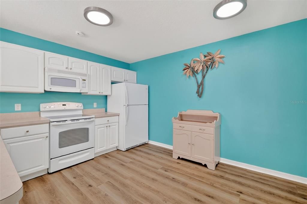 For Sale: $285,000 (2 beds, 2 baths, 1156 Square Feet)