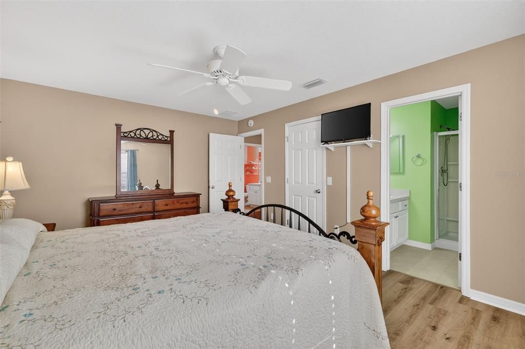 For Sale: $285,000 (2 beds, 2 baths, 1156 Square Feet)