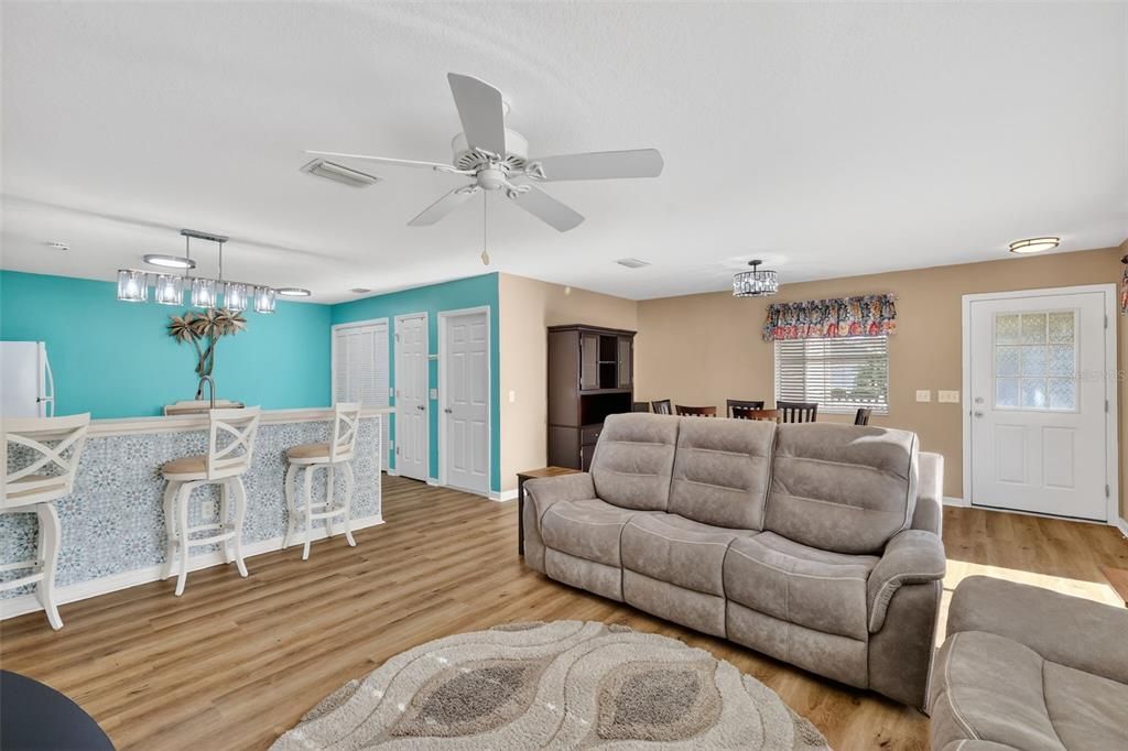 For Sale: $285,000 (2 beds, 2 baths, 1156 Square Feet)