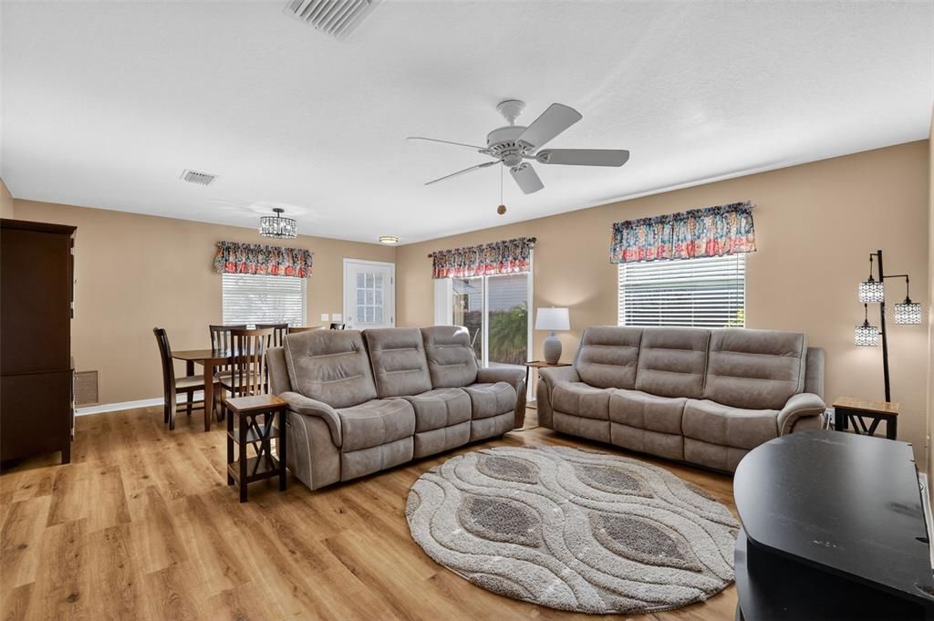 For Sale: $285,000 (2 beds, 2 baths, 1156 Square Feet)