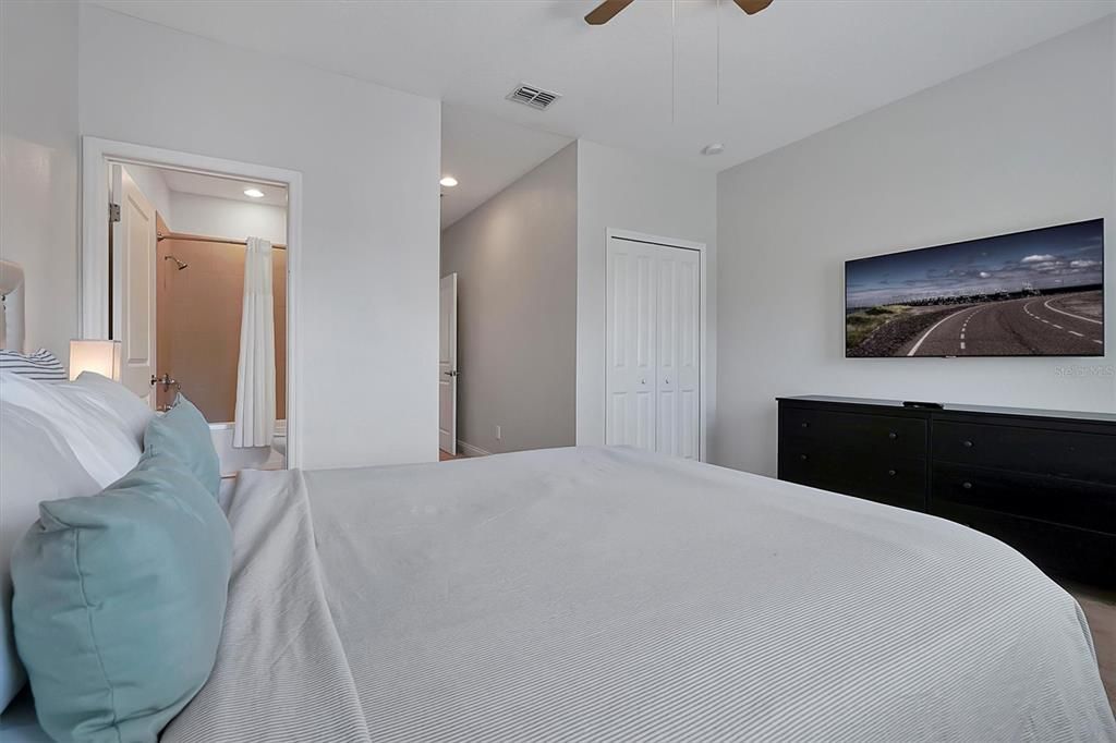 For Rent: $2,900 (5 beds, 4 baths, 2340 Square Feet)