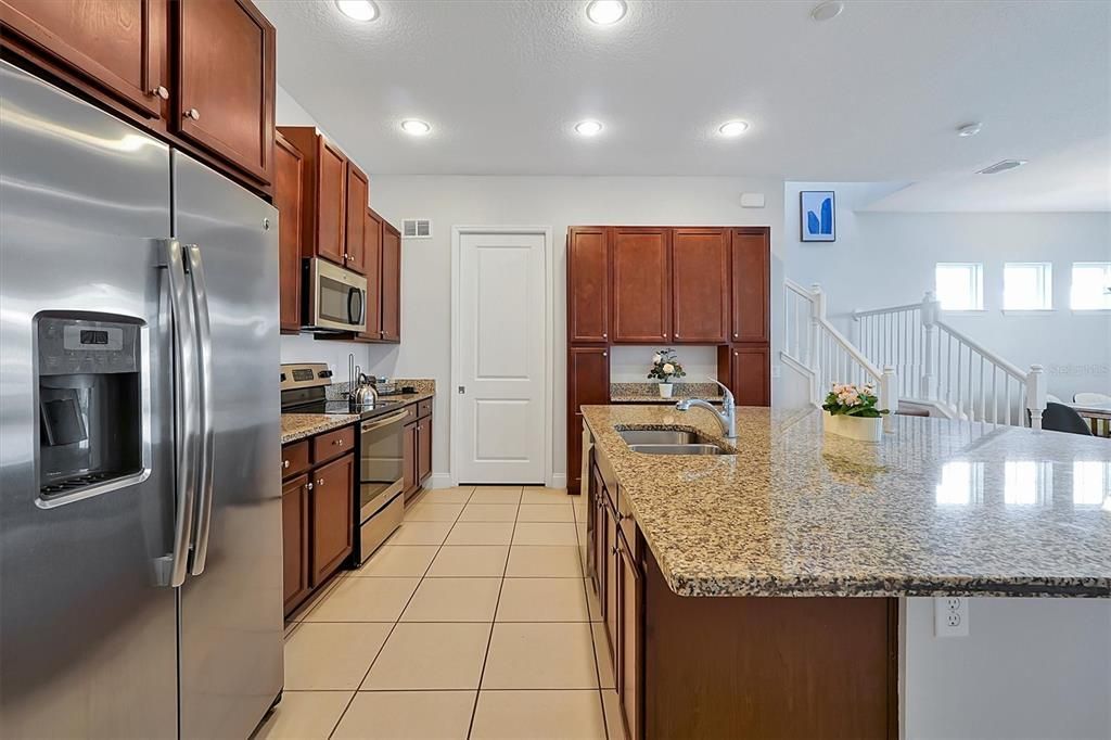 For Rent: $2,900 (5 beds, 4 baths, 2340 Square Feet)