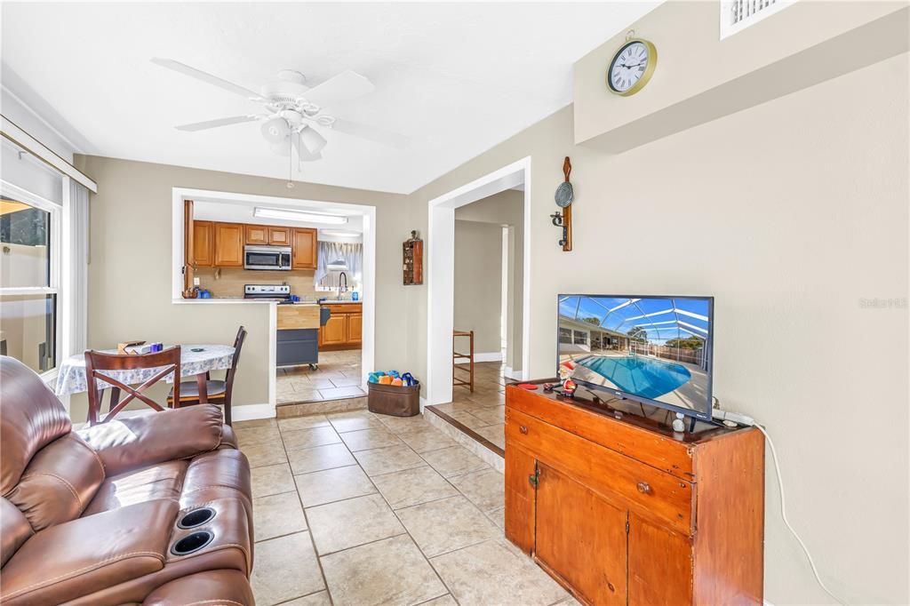 待售: $425,250 (3 贝兹, 2 浴室, 1468 平方英尺)