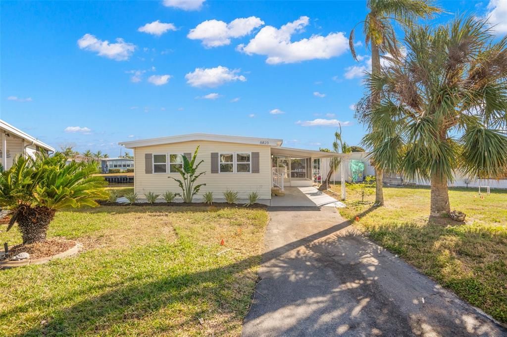 For Sale: $269,000 (2 beds, 1 baths, 748 Square Feet)