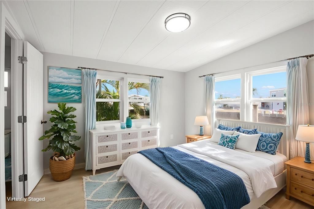 For Sale: $269,000 (2 beds, 1 baths, 748 Square Feet)