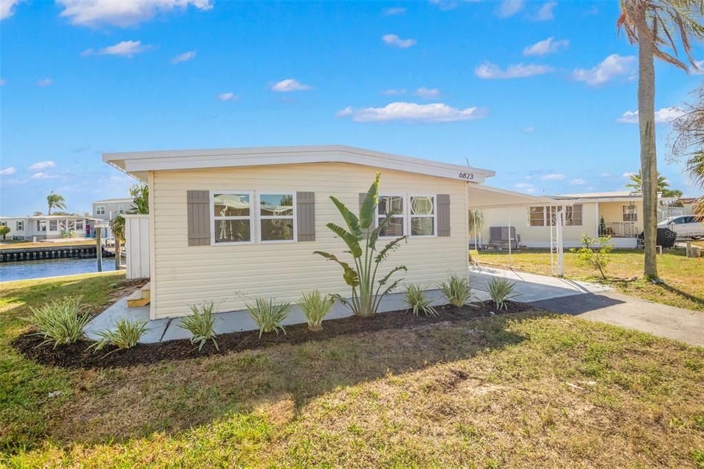 For Sale: $269,000 (2 beds, 1 baths, 748 Square Feet)