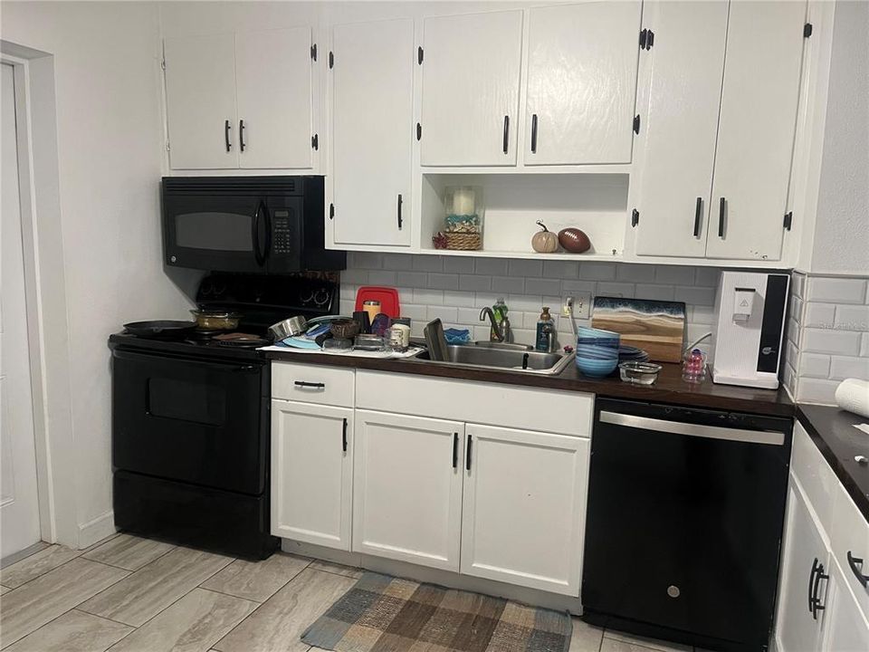 出租: $2,200 (3 贝兹, 1 浴室, 912 平方英尺)