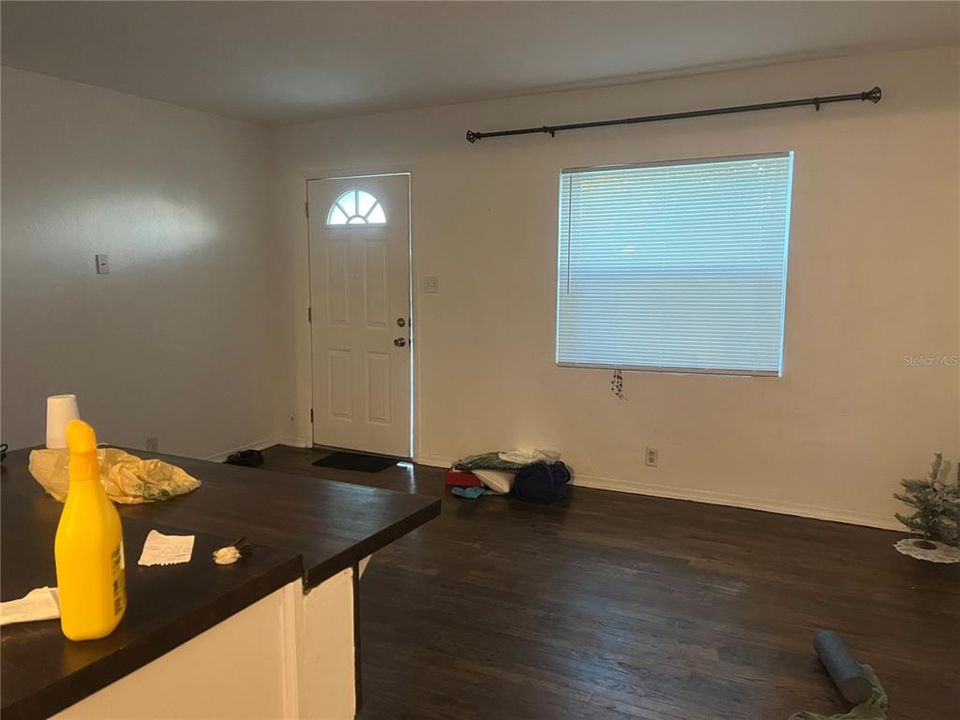 出租: $2,200 (3 贝兹, 1 浴室, 912 平方英尺)