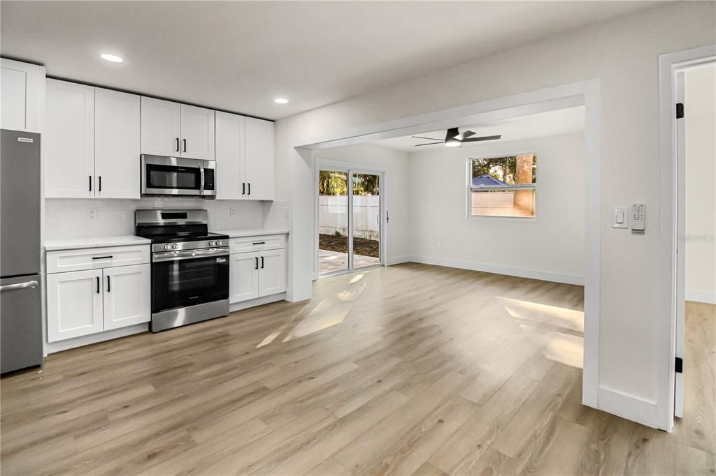 En Venta: $549,000 (4 camas, 3 baños, 1704 Pies cuadrados)