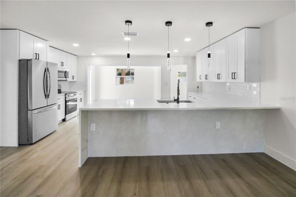 En Venta: $549,000 (4 camas, 3 baños, 1704 Pies cuadrados)