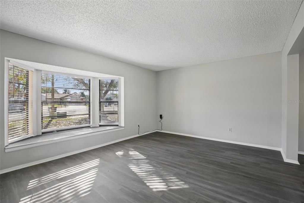 待售: $389,900 (4 贝兹, 2 浴室, 2068 平方英尺)