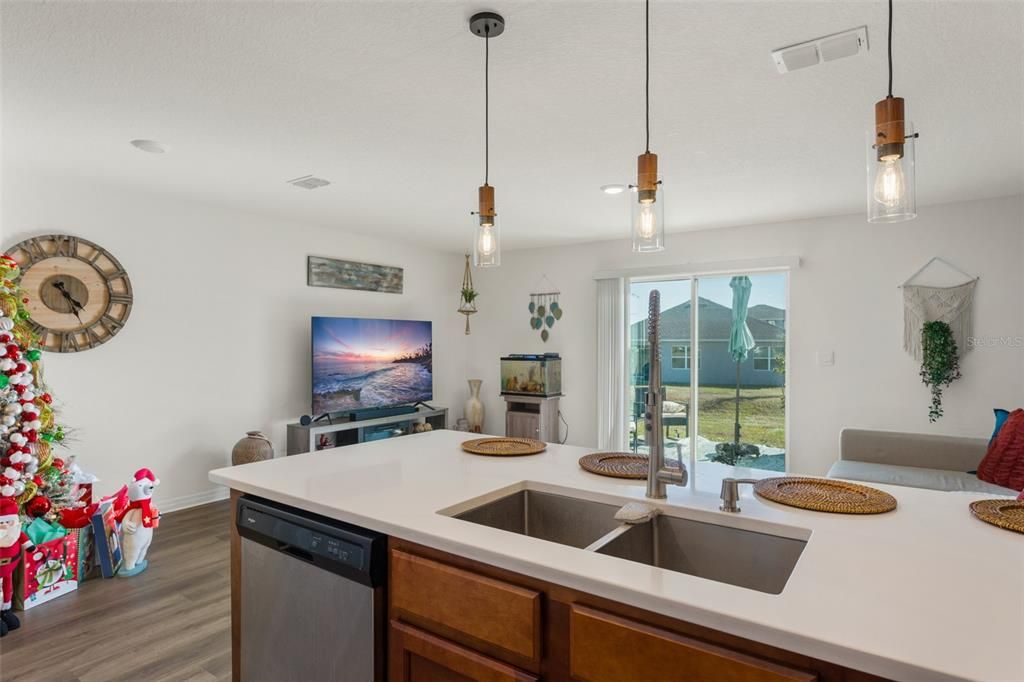 For Sale: $299,900 (3 beds, 2 baths, 1452 Square Feet)