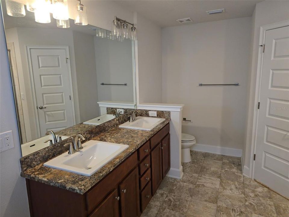 For Rent: $2,000 (4 beds, 2 baths, 1924 Square Feet)