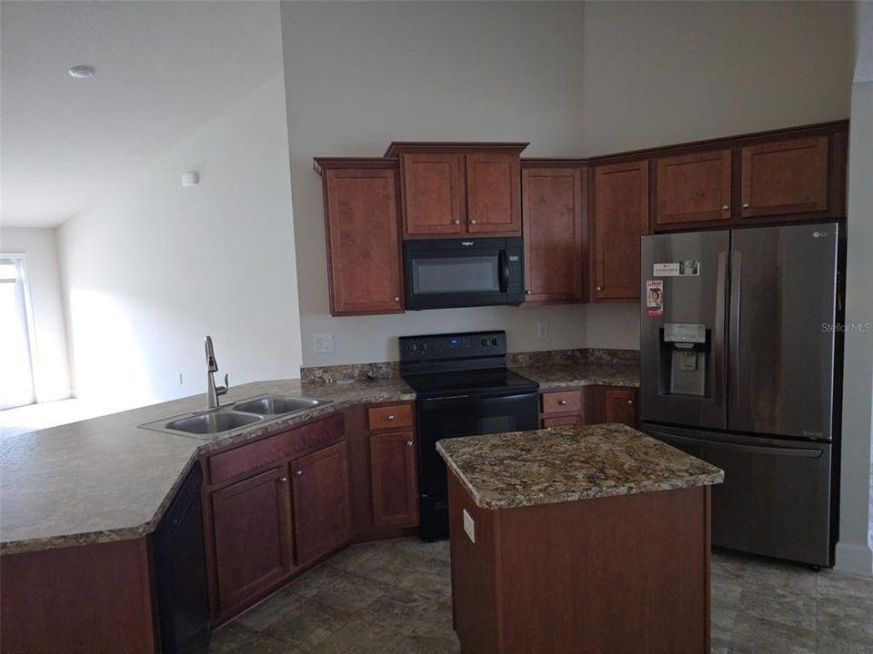 For Rent: $2,000 (4 beds, 2 baths, 1924 Square Feet)
