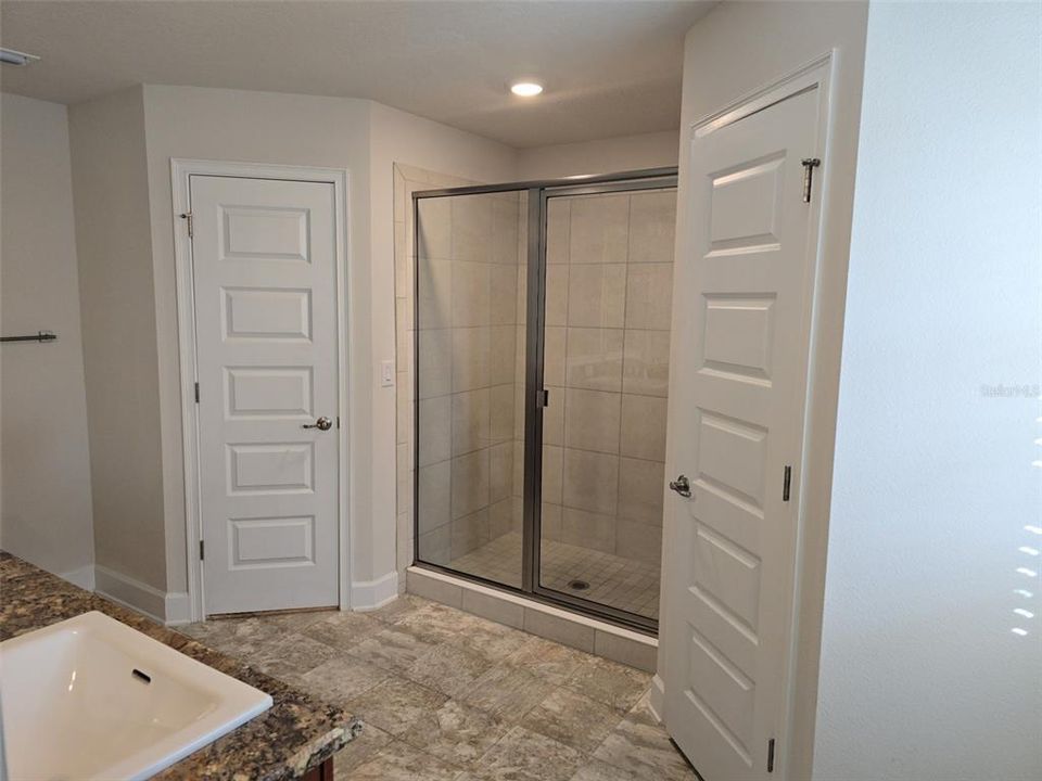 For Rent: $2,000 (4 beds, 2 baths, 1924 Square Feet)