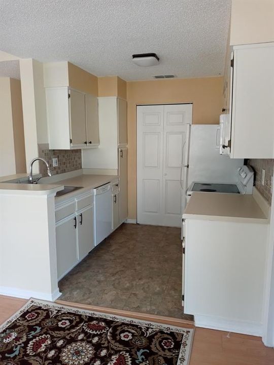 For Sale: $138,000 (2 beds, 2 baths, 934 Square Feet)