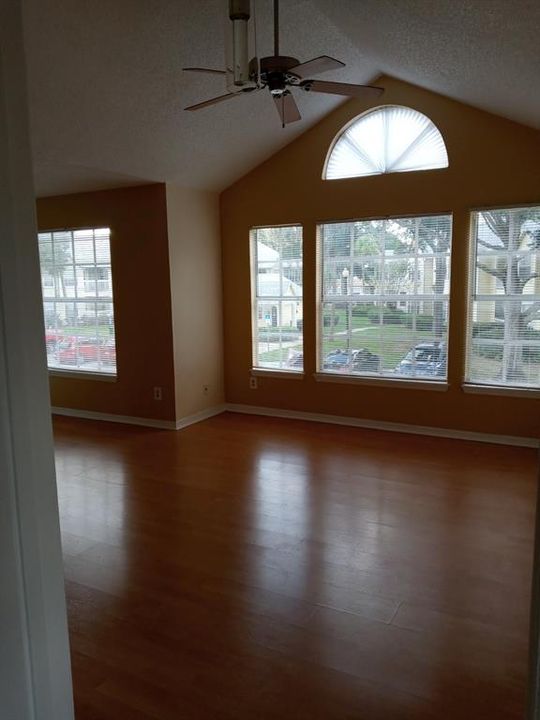 For Sale: $138,000 (2 beds, 2 baths, 934 Square Feet)